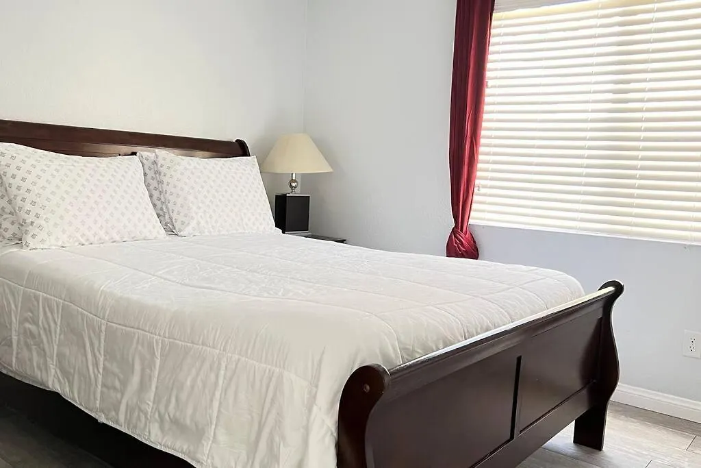 Mickelyn House- 5 Bedroom 3 Bath 5 Minutes To Speedway 18 Min To Strip Las Vegas