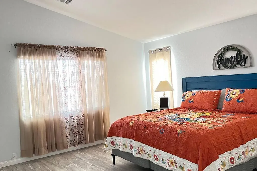 Mickelyn House- 5 Bedroom 3 Bath 5 Minutes To Speedway 18 Min To Strip Las Vegas